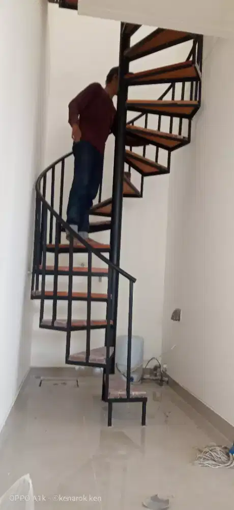 Tangga putar kayu papan