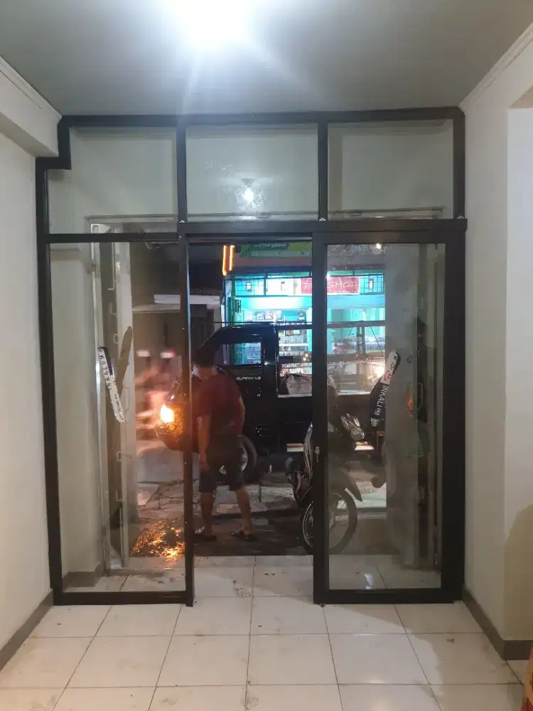 Bongkar pasang partisi almunium kaca pintu jendela
