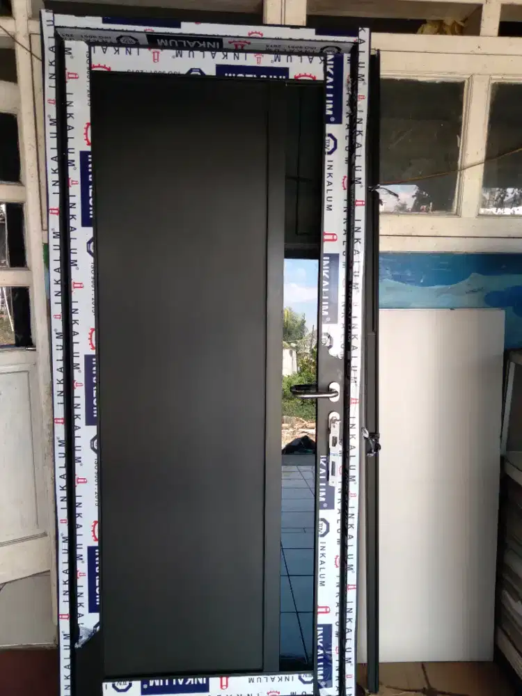 Pintu panel aluminium