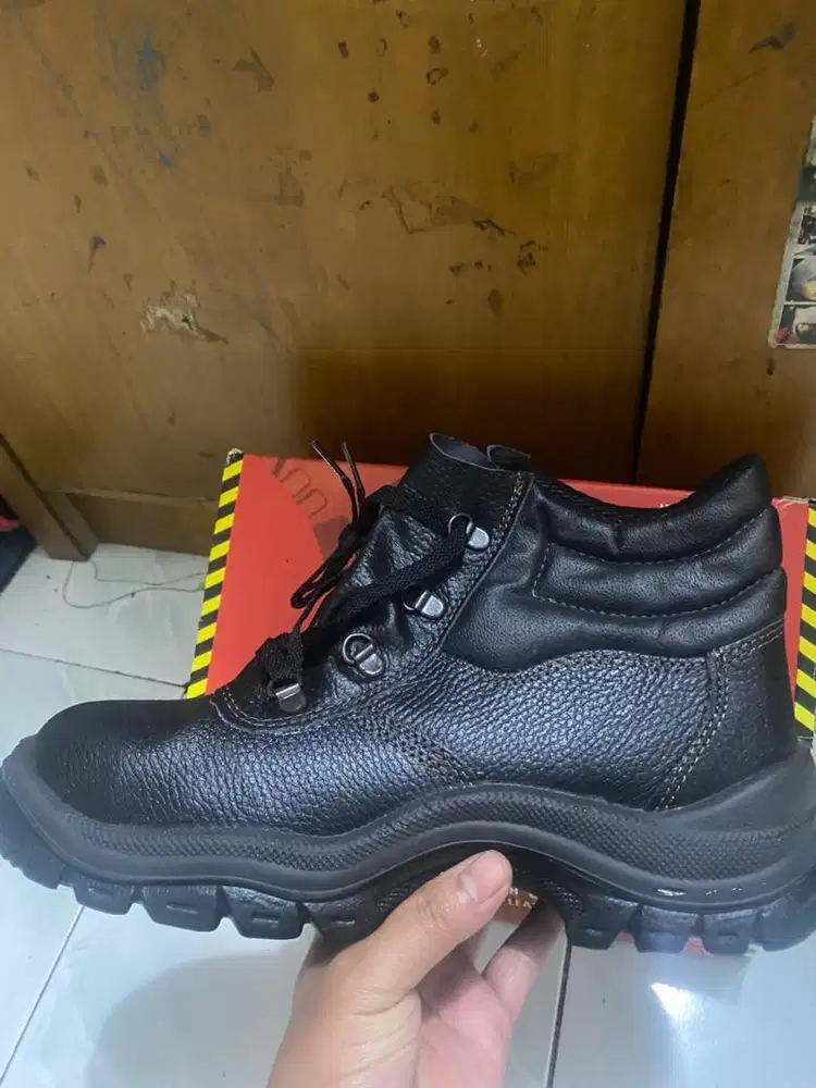 Sepatu Size 42 di Indonesia OLX Murah Dengan Harga Terbaik OLX.co.id
