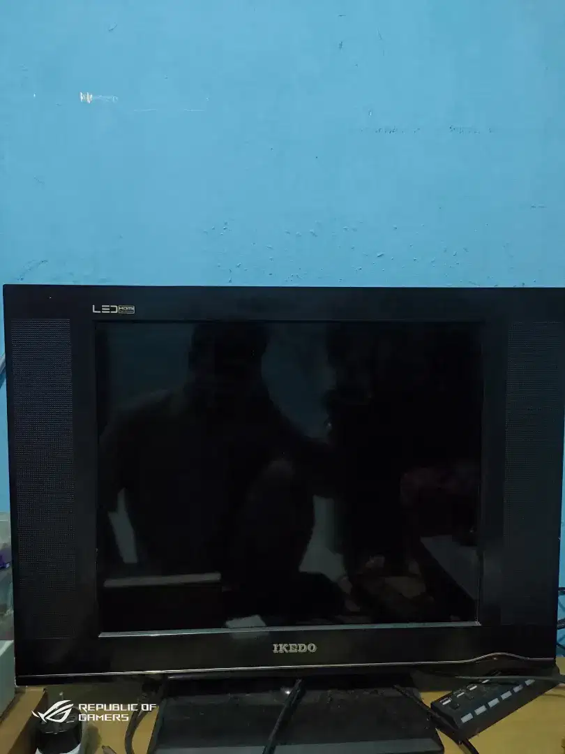 TV IKEDO 20 inch model punch hole