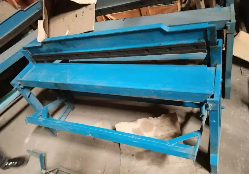 Mesin shearing potong plat manual tangan kaki,tebal max 1mm x 1300m