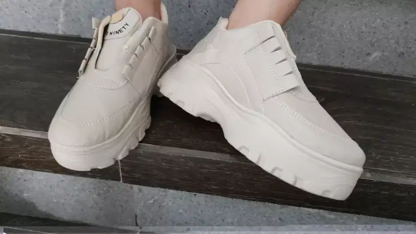 Sepatu semi boots remaja putri/wanita, warna putih dan beige