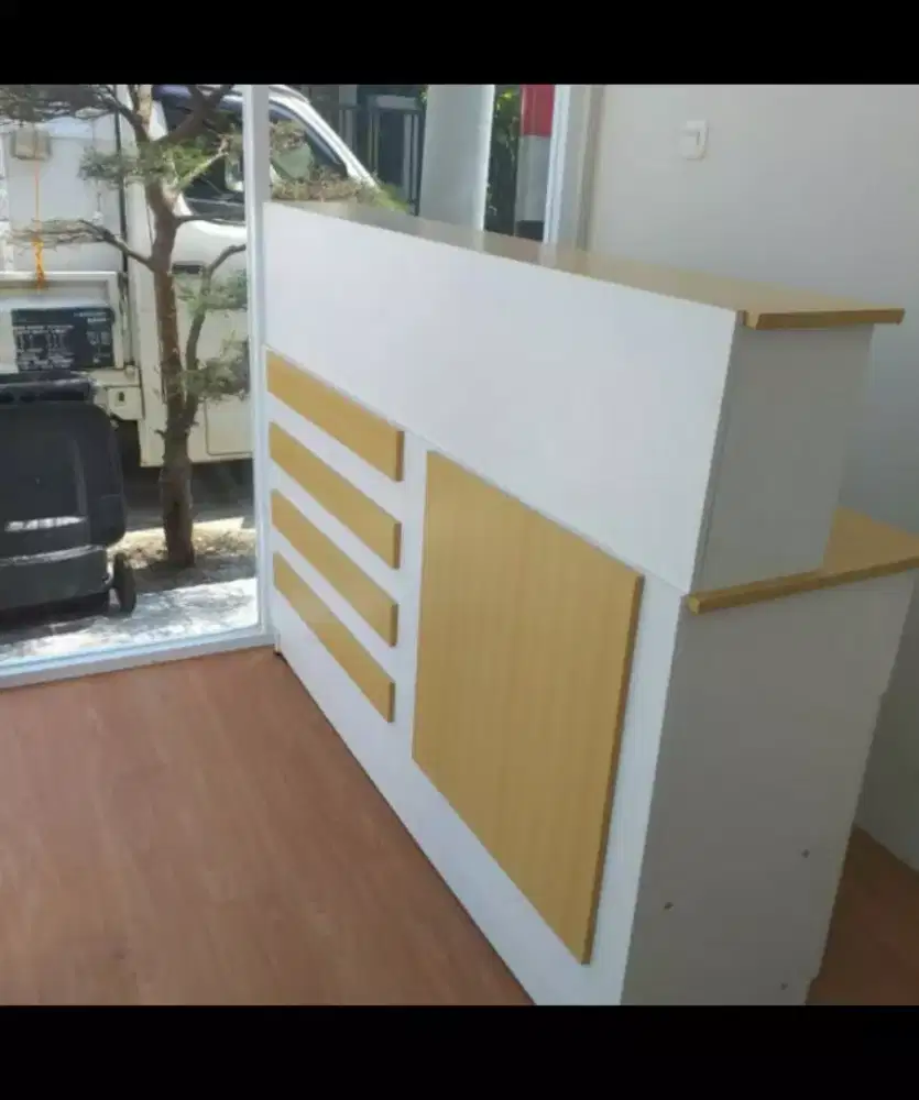 Meja kantor/kasir warna srat kayu cream dan putih