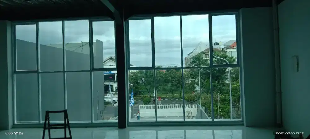 Sanblas dan kaca film kantor