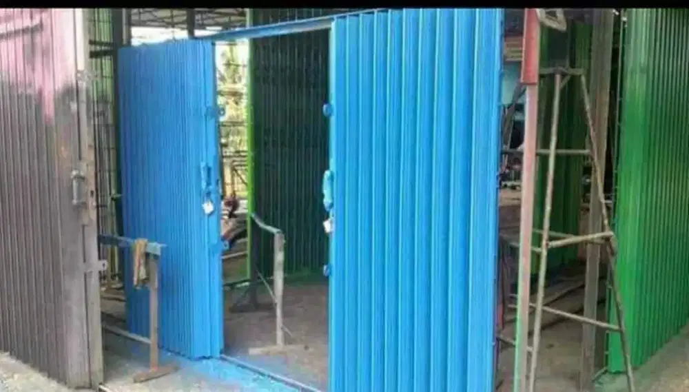 Rolling door folding gate