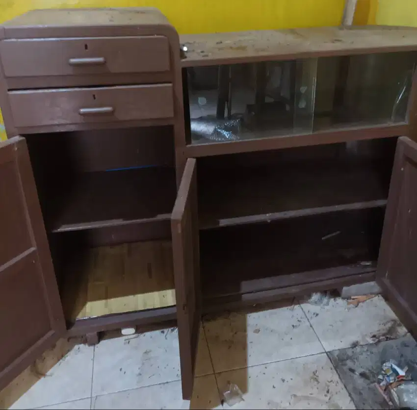 Lemari antik jaman penjajahan