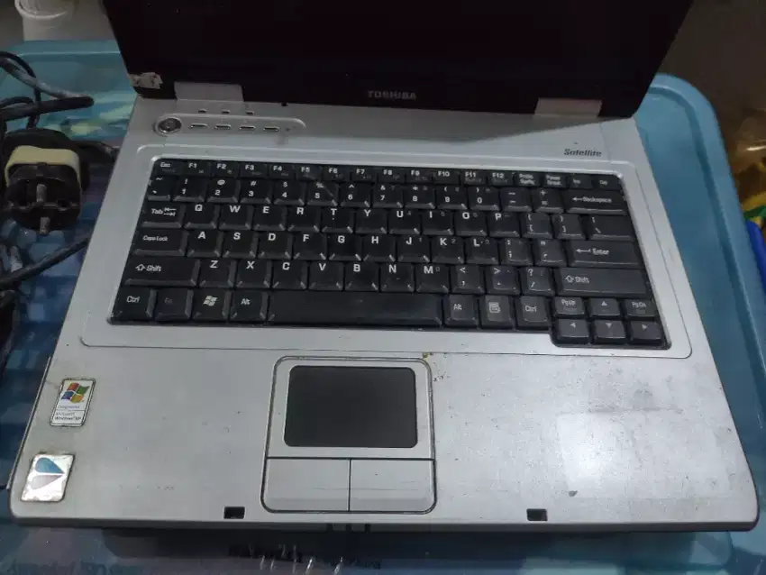 Laptop Toshiba hitam