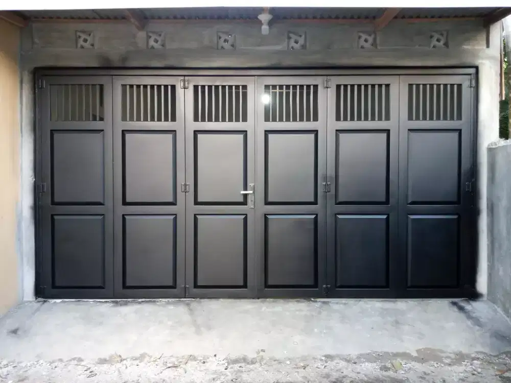 Pintu garasi model lipat