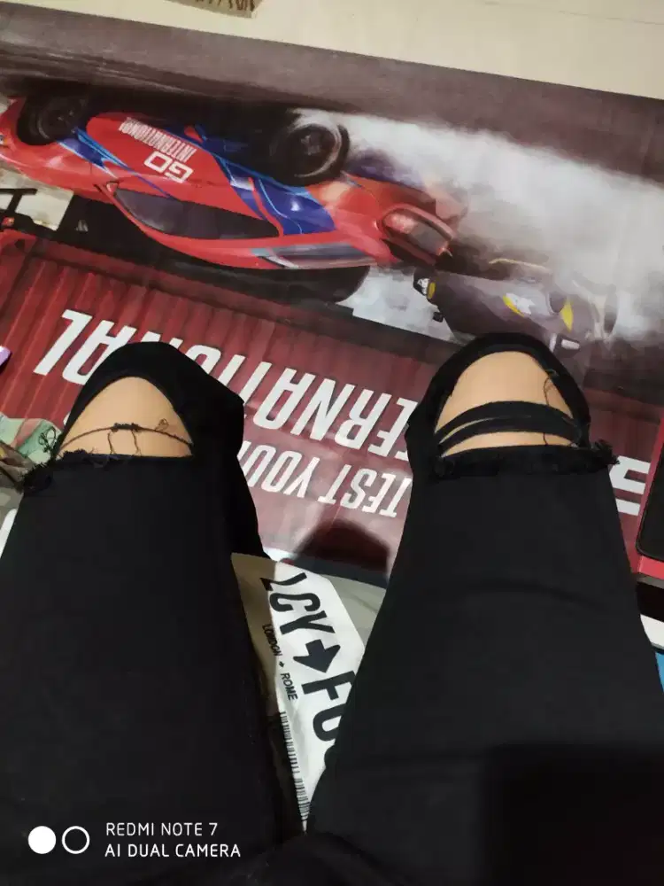Celana panjang pria model sobek dan skinny hitam ukuran 30