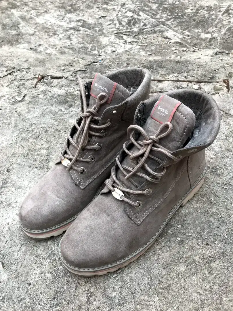 Sepatu Bench Boots