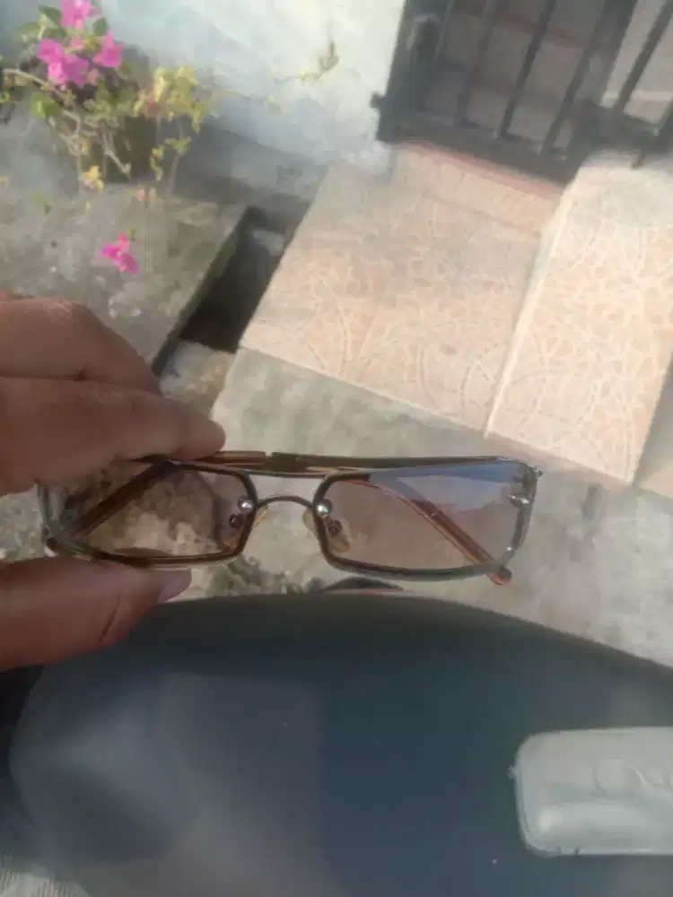 Kaca mata gaya buat cewek lengkap kotak nya masih bagus dan mulus