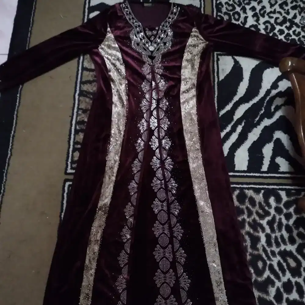 (Gamis Beludru Maroon Mewah)