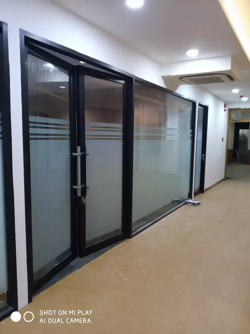 Sanblast polos / buram, tidak tembus pandang. Cocok untuk kaca kantor