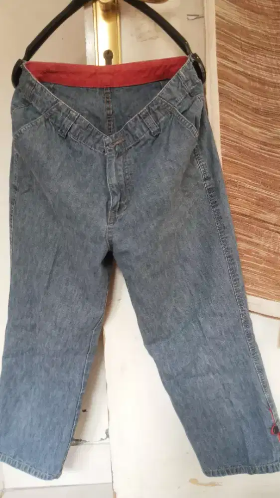 Jeans wanita semata kaki