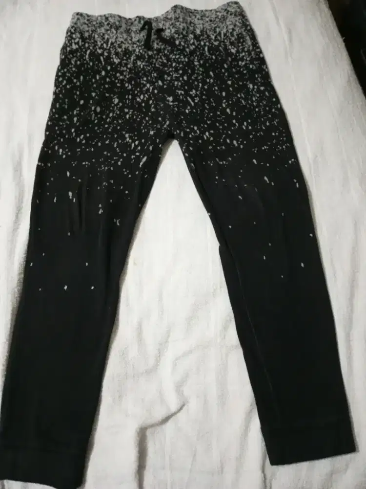 Jogger pants/sweat pants merk Zara size S/M warna hitam motif