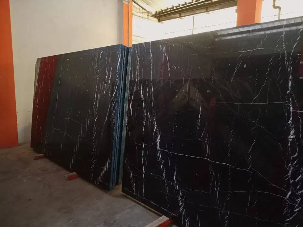 Marmer Hitam Urat Putih