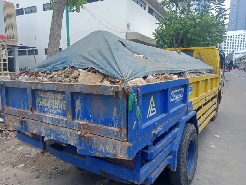 Buang puing proyek di pesanggrahan jakarta selatan