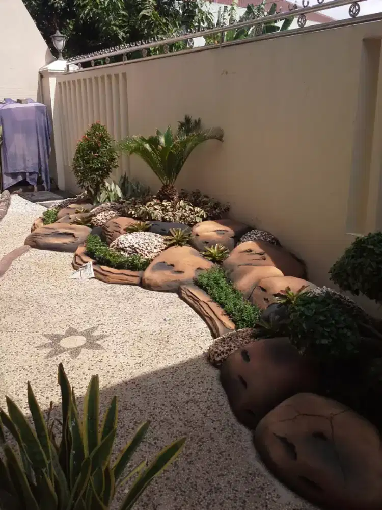 Pembuatan taman kolam batu sikat ampyangan lantai garasi Surabaya