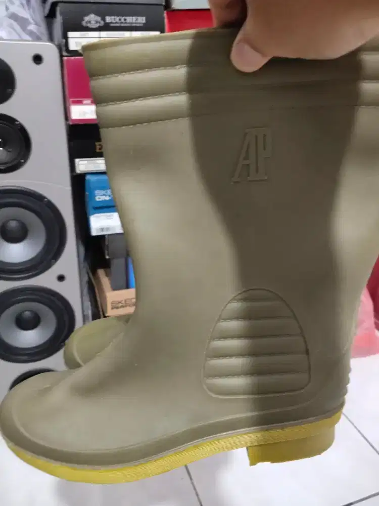 Dijual sepatu boot brand Alpina no 38. 99% Bagus