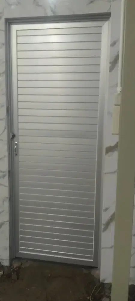 Pintu toilet Aluminium siap pasang ketempat (Baru)
