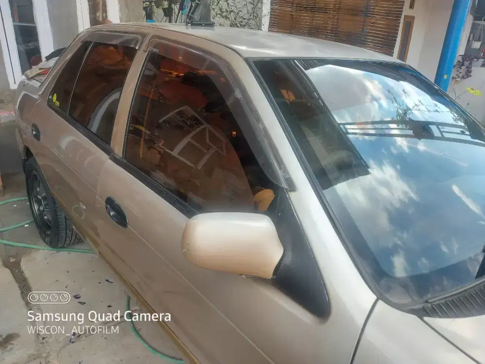 kaca film mobil dan gedung panggilan