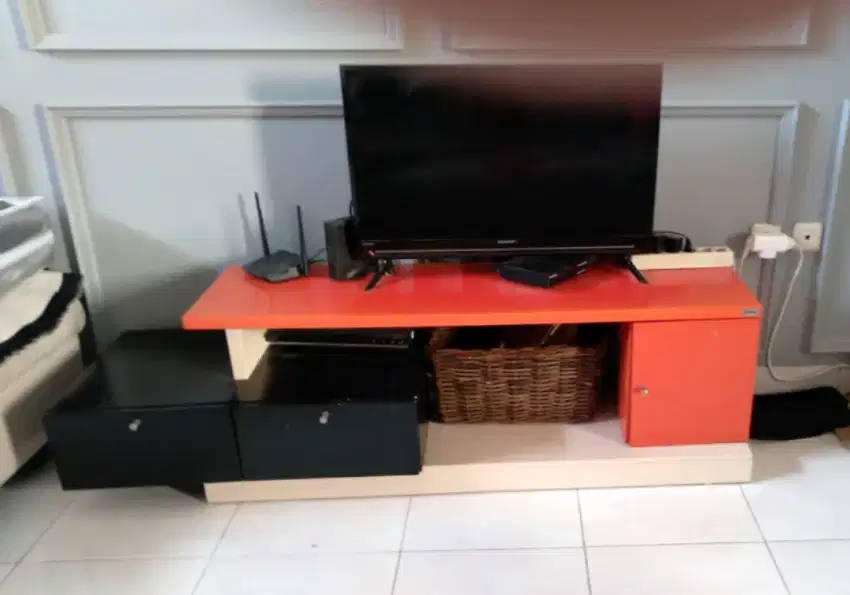 JUAL NEGO RAK TV MEJA TV WARNA HITAM MERAH CREAM KONDISI 80% BOSKUHHH