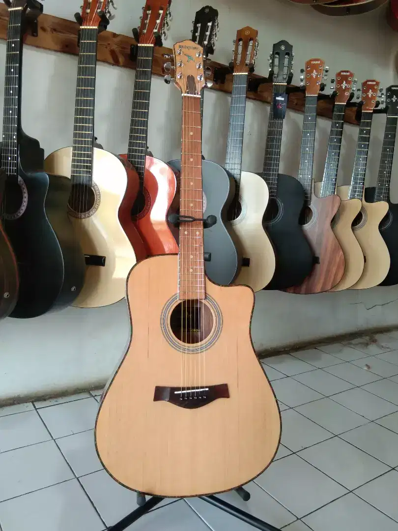 Gitar Original Sukhoy Akustik Kualitas Di Atas Rata-Rata