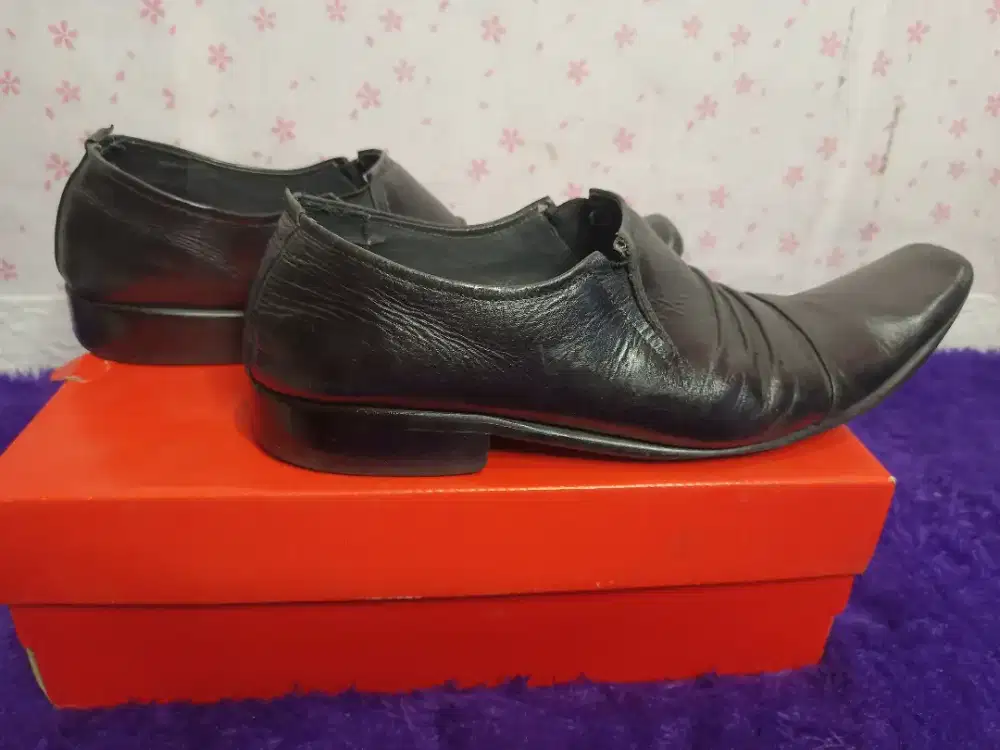 Sepatu Bekas Alexander