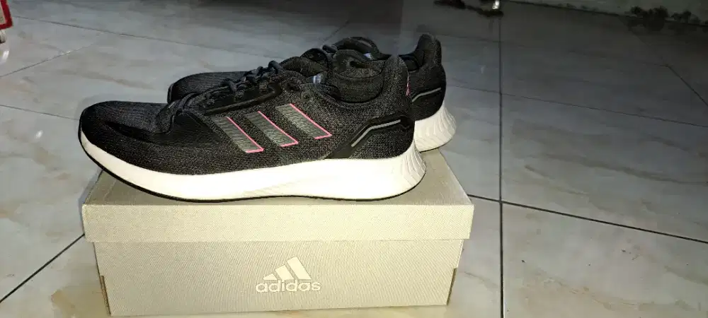 Sepatu adidas hitam uk. 38,5