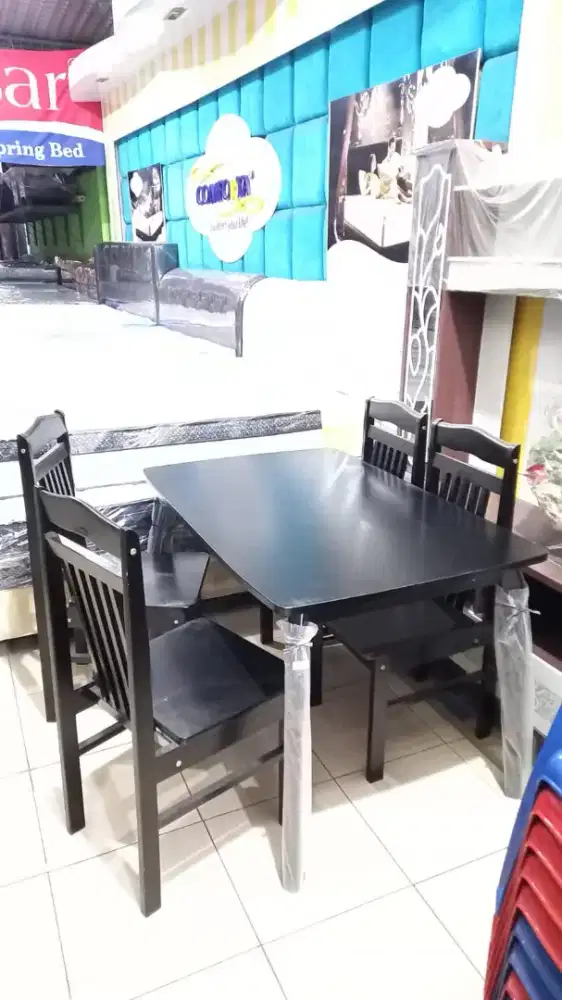 Meja makan kayu dengan 4 kursi