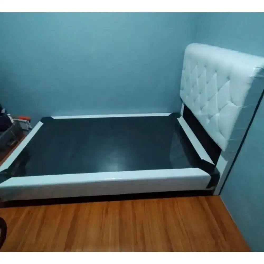 Dipan kayu minimalis