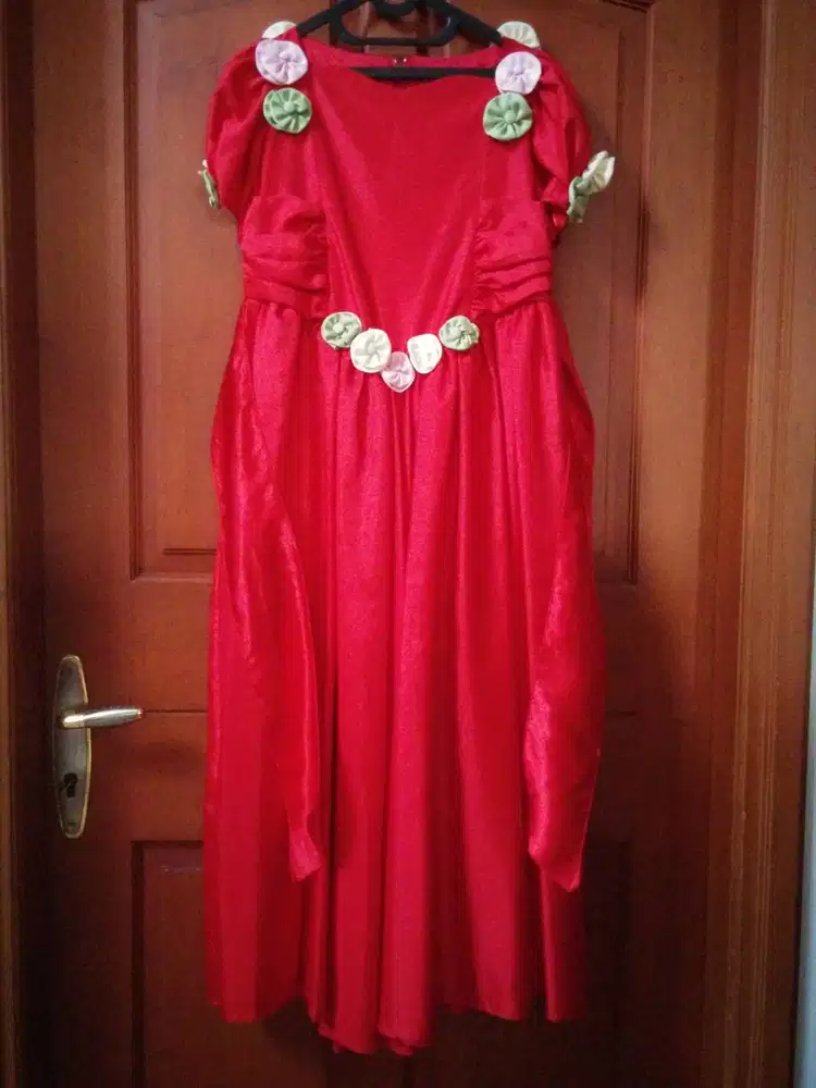 Gaun Elegan Red Berpita & Hiasan Bunga