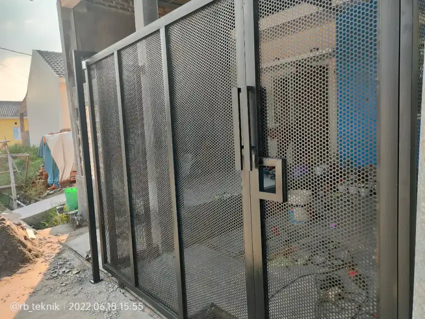 Pintu pagar plat besi lobang