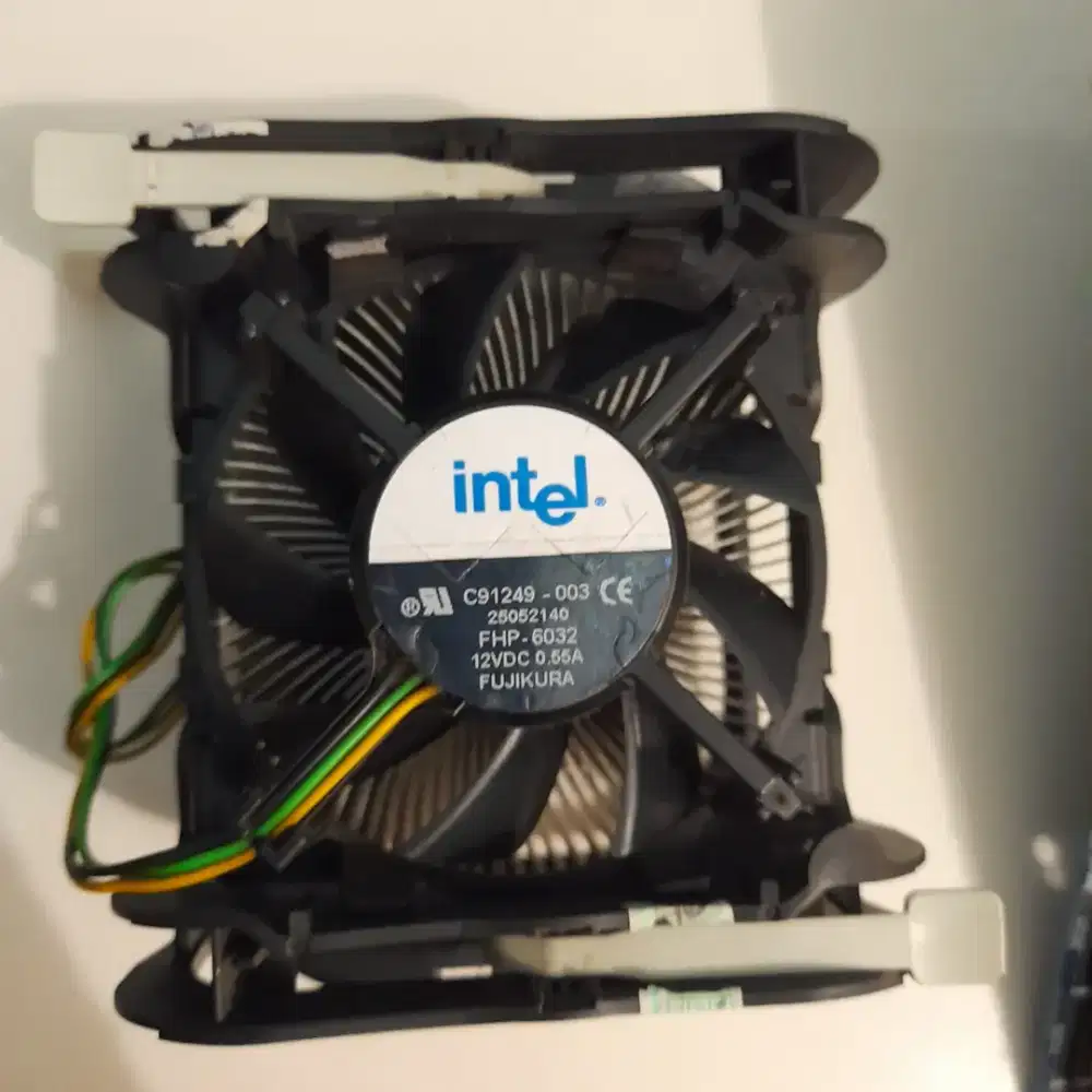 Prosesor Intel Celeron D 325
Cache 256K 253 GHz 533 MHz FSB