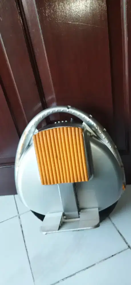 Solowheell warna silver menggunakan battery charge