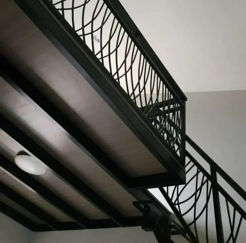 Mezanin tanpa plafon juga cakep loh