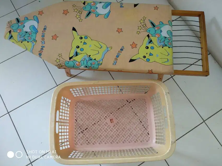 Meja Setrika Duduk Lipat dan Keranjang Pakaian