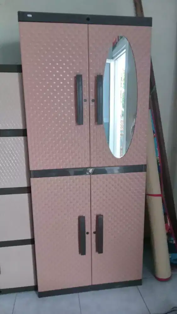 Lemari Plastik Kaca Oval  Motif Rotan Gantung & Rak