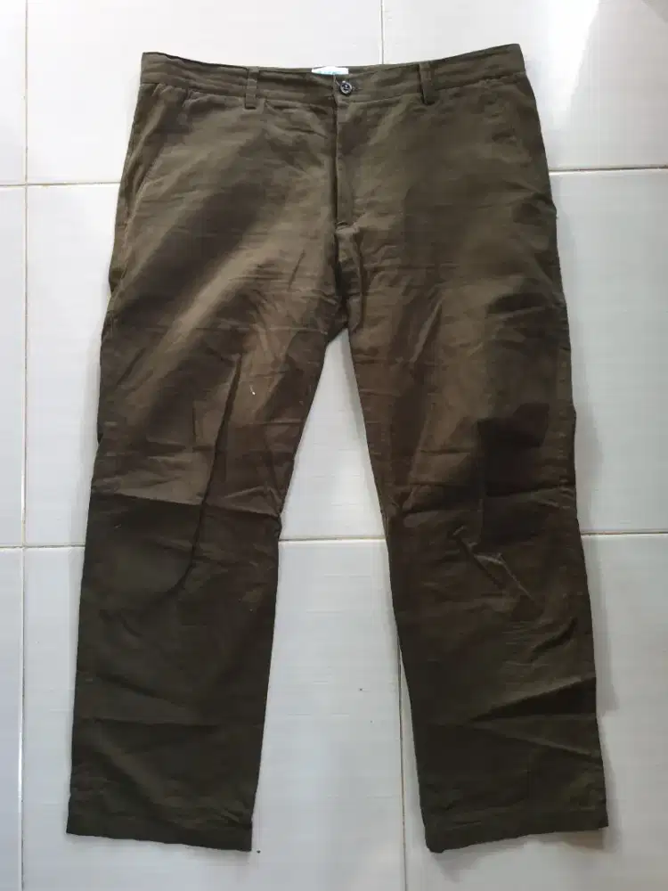 Celana chino hijau army