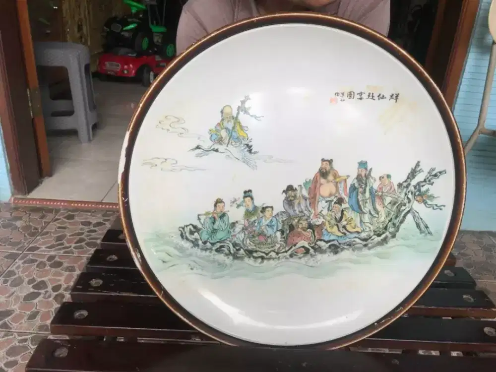 Piring besar dewa dewi antik