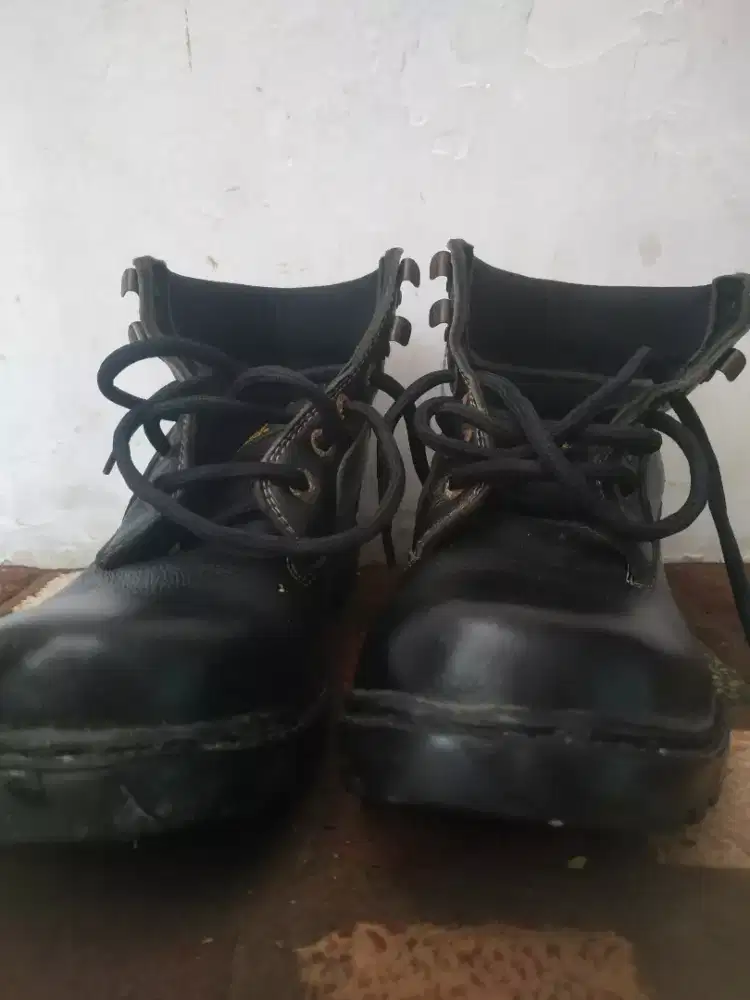 Sepatu CAT ukuran 41