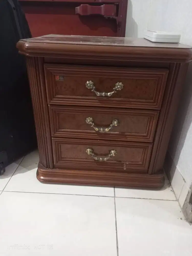 Meja kayu kecil  samping kasur