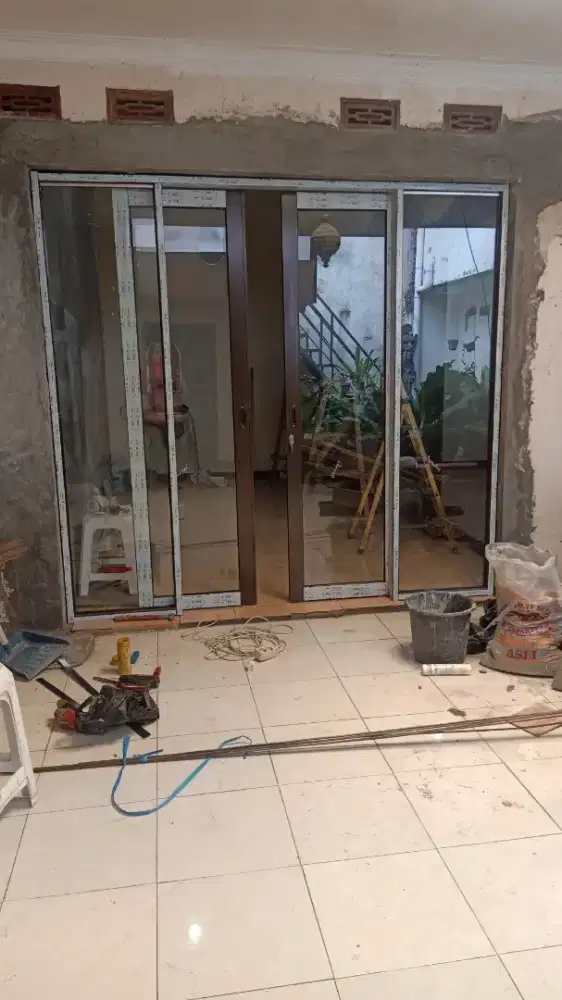 Pintu almunium kaca
