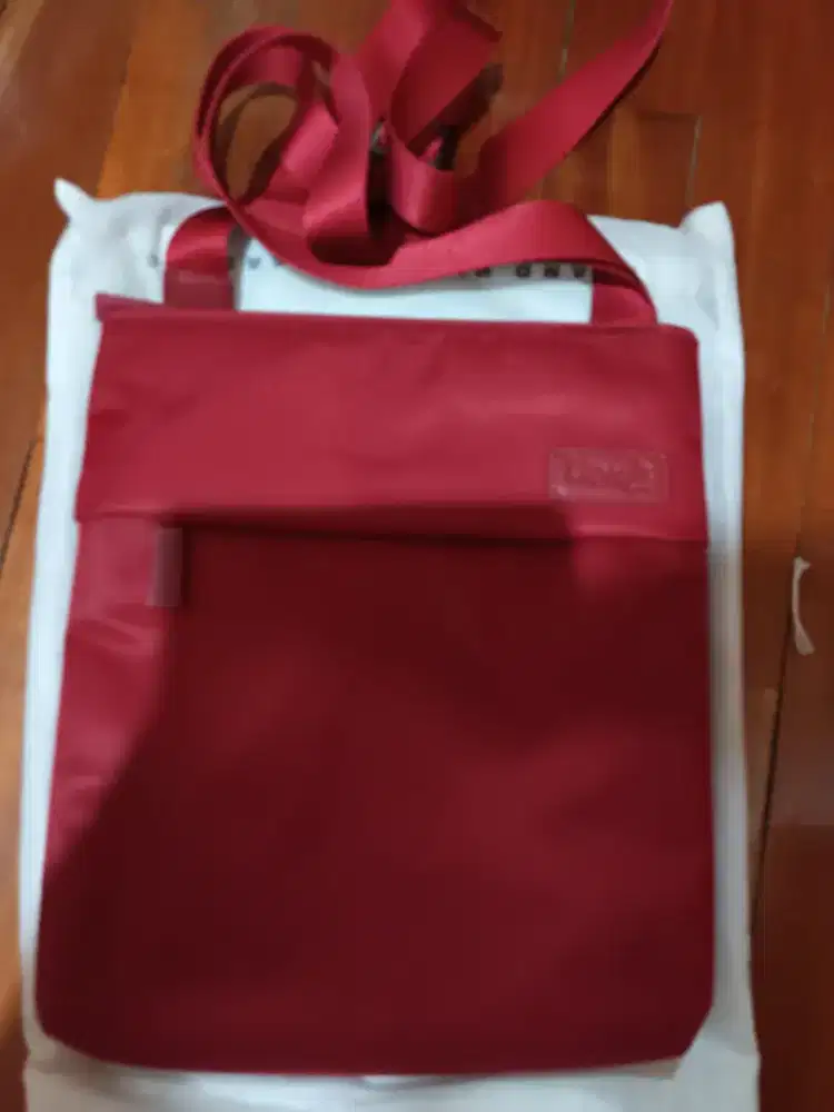 Tas lipault warna merah