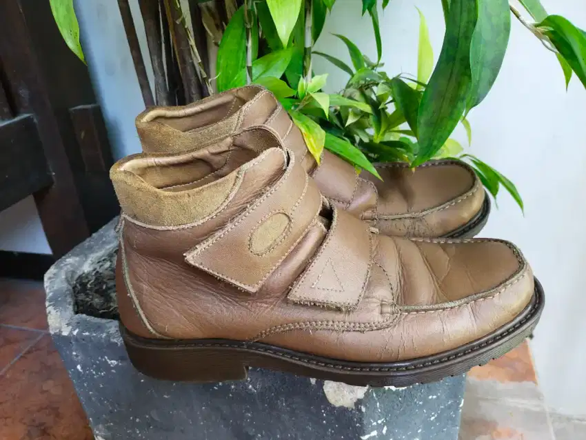 Sepatu Boot laki laki Kulit Asli Size 41 Merk Yongki Komaladi