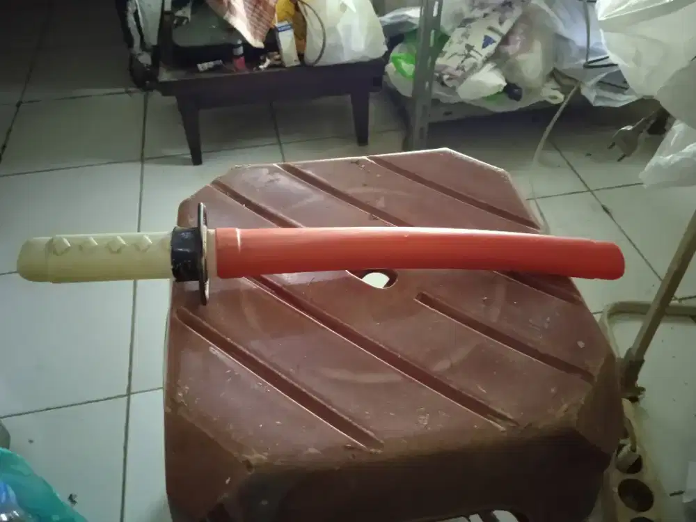 Mainan pedang warna red white