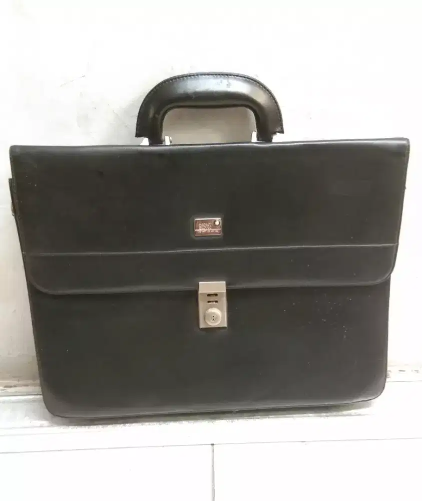 Tas kulit ori Mont Blanc,  pnjng 40cm,  tinggi 29cm,  lebar 12 cm.