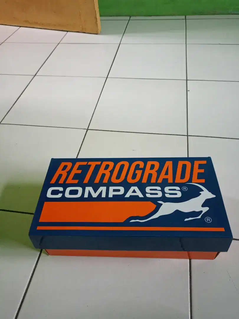 Sepatu compass retrograde