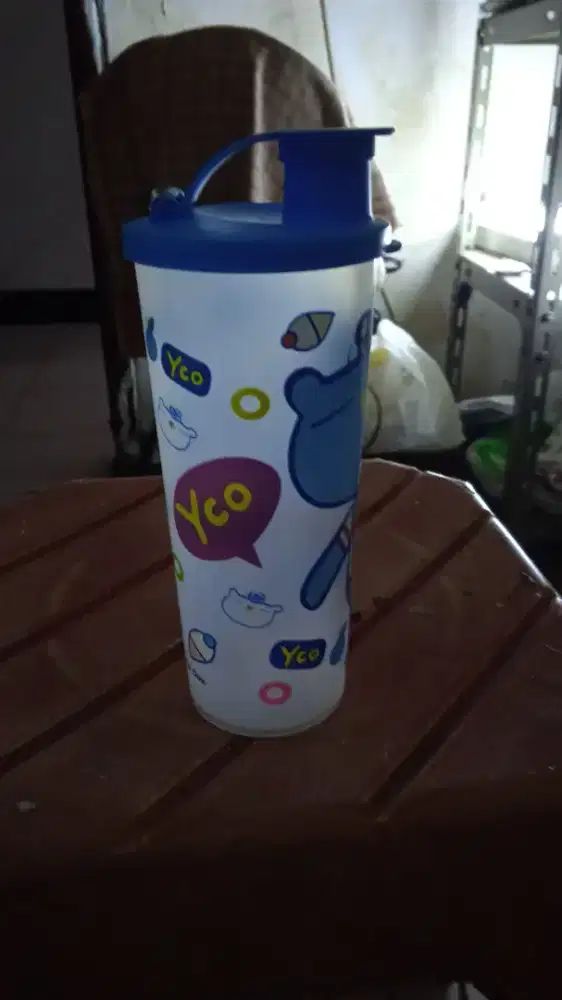 Botol minuman warna biru